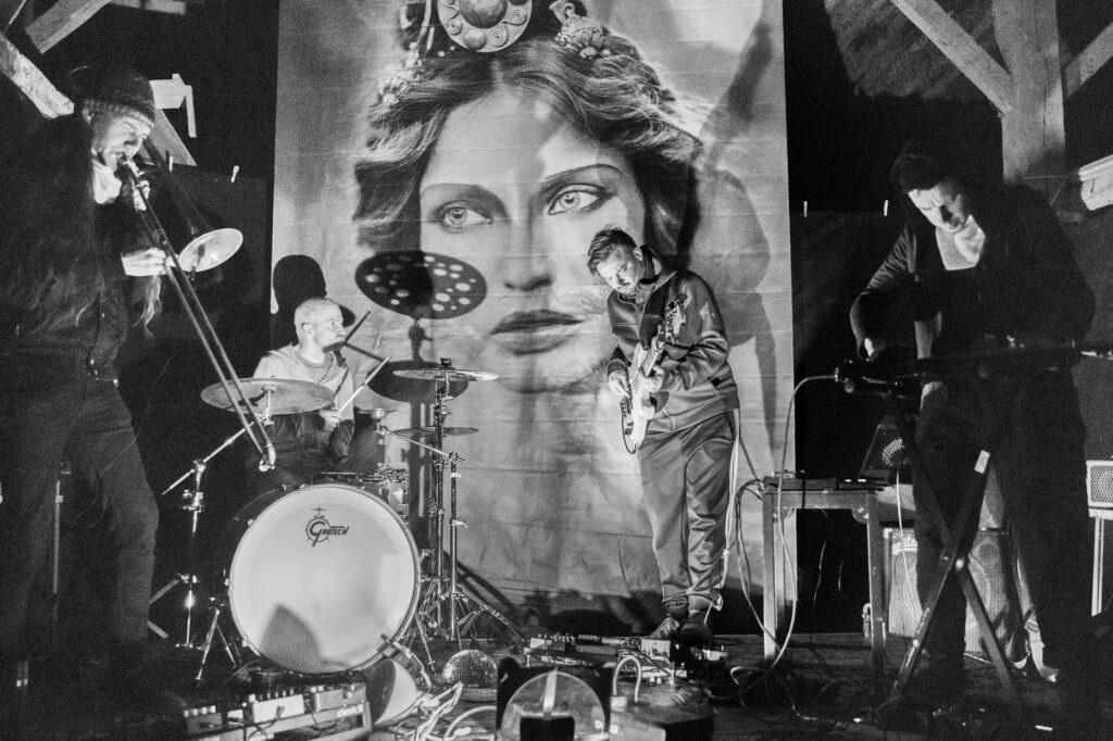 ENDE: Dub, Drum and Bass und Techno mit improvisierter Live Musik